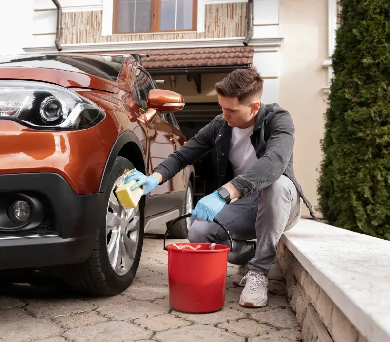 Lavage auto à domicile Touques : professionnel intervenant sur un véhicule